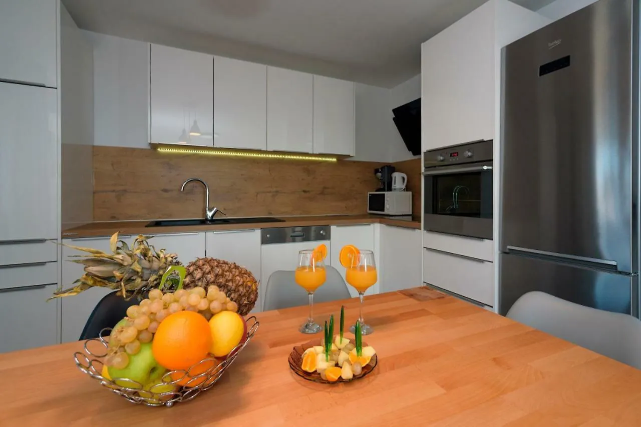Apartments Magli Kastela 0*,